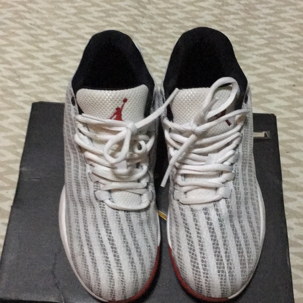 Jordan b. Fly BG size 4 sneakers